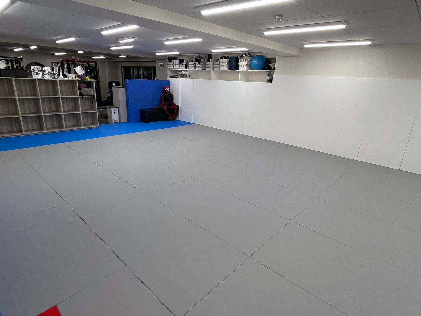 CAVE 2階の広々とした格闘技練習用マットスペース