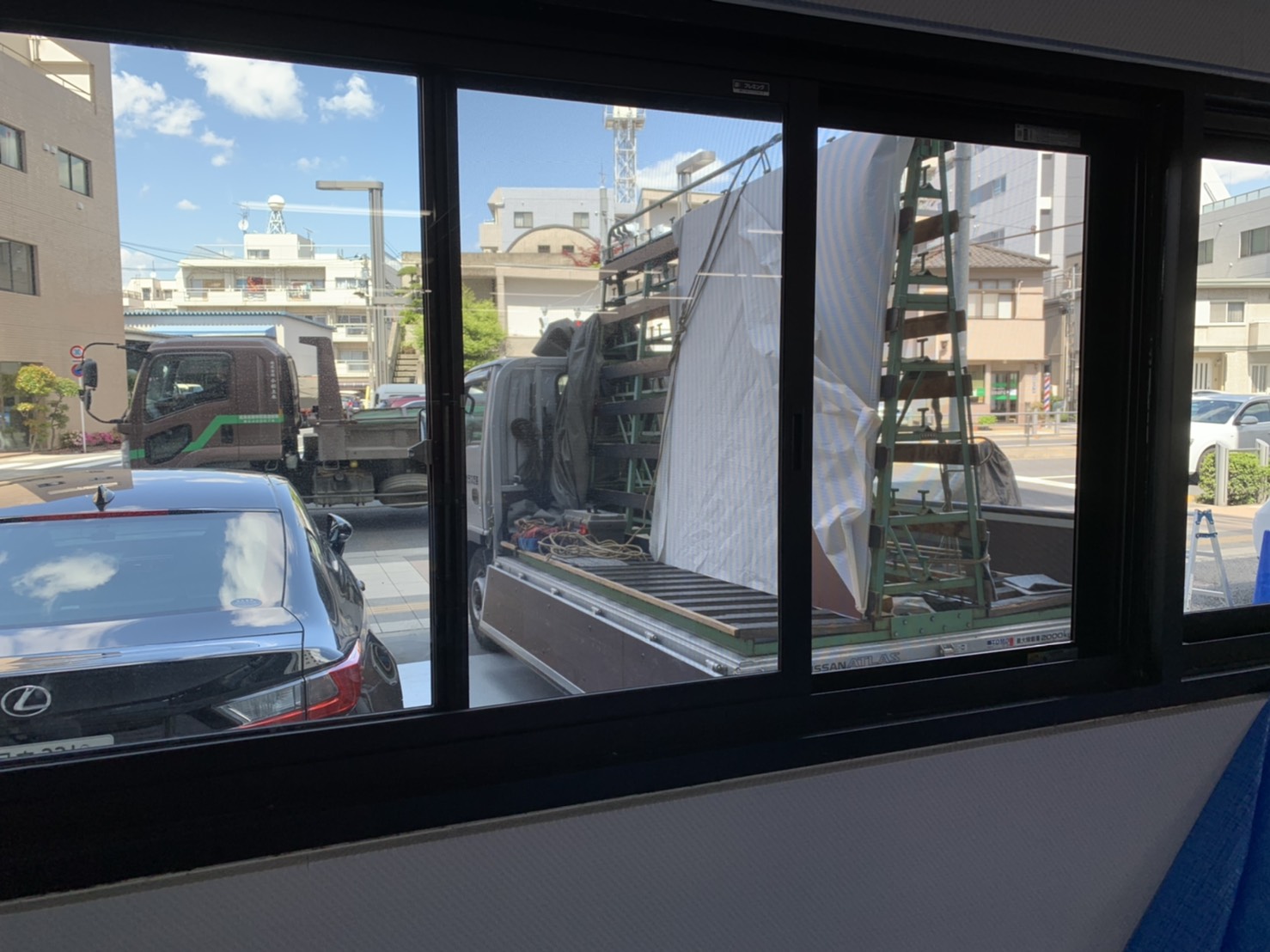 1Fの入口面に換気するための大型窓を設置
