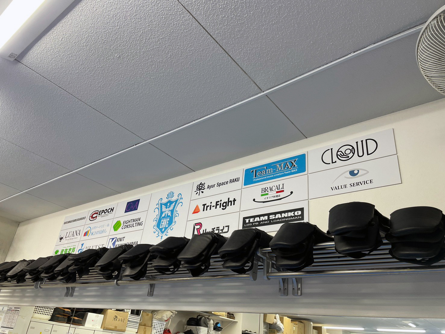 CAVE 1F ミット置き場