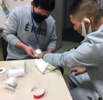 雅駿介選手にバンテージを巻く奥野代表（CAVE）