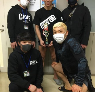 勝利後のCAVEチーム