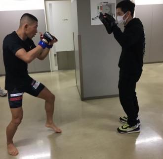試合前のミット　師弟関係にある雅駿介選手と石渡伸太郎チーフトレーナー